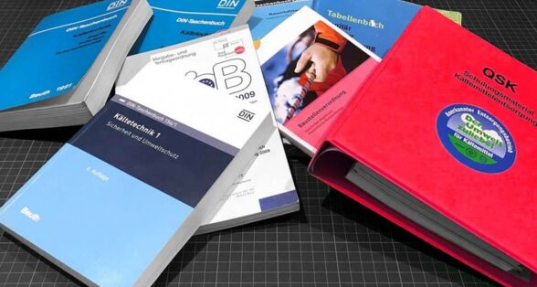 Bild das einen Bücherhaufen abbildet