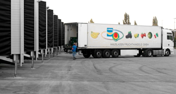 Bild das einen LKW vor einer Halle abbildet